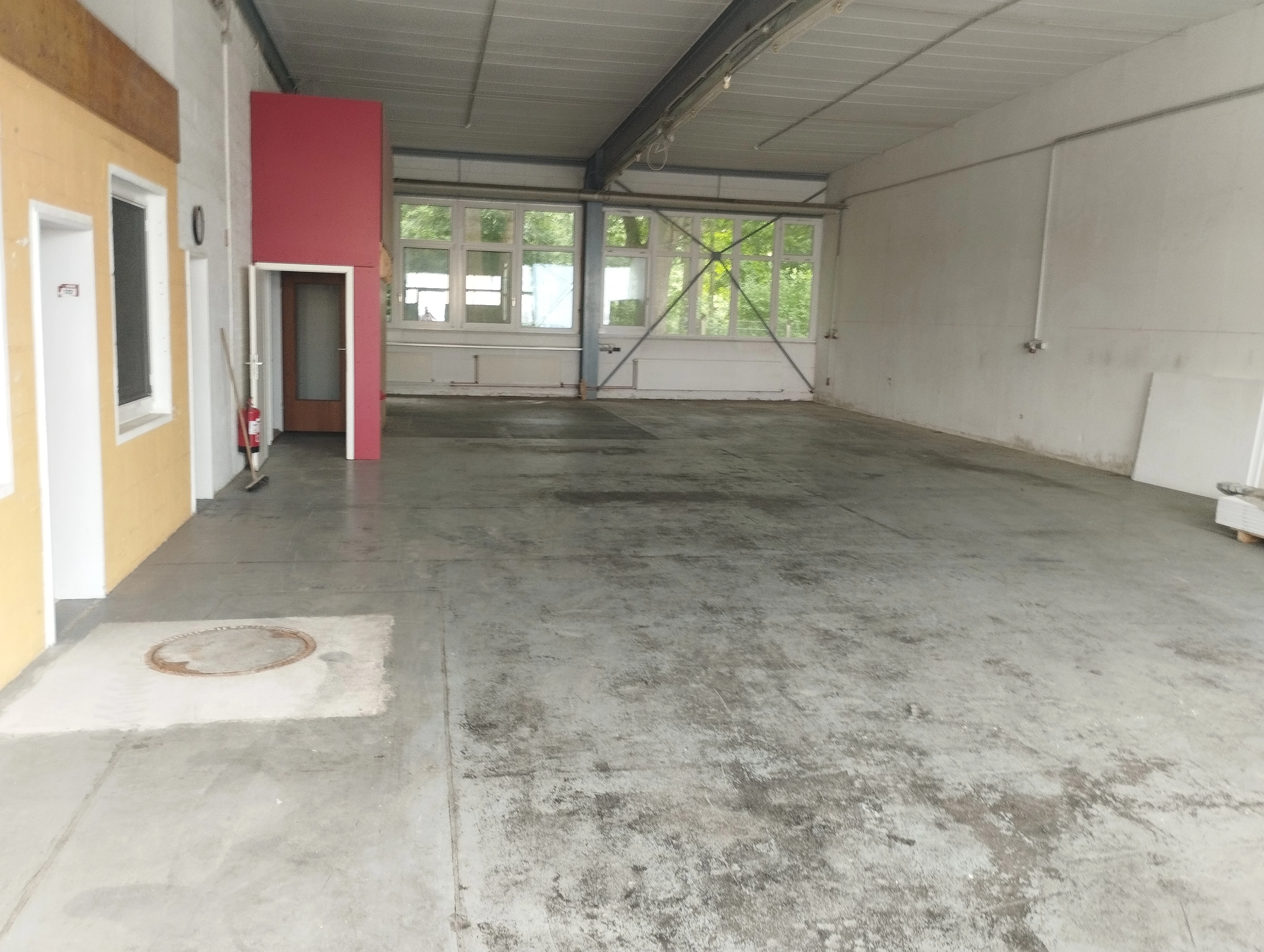 Handwerkerhalle mit Büro